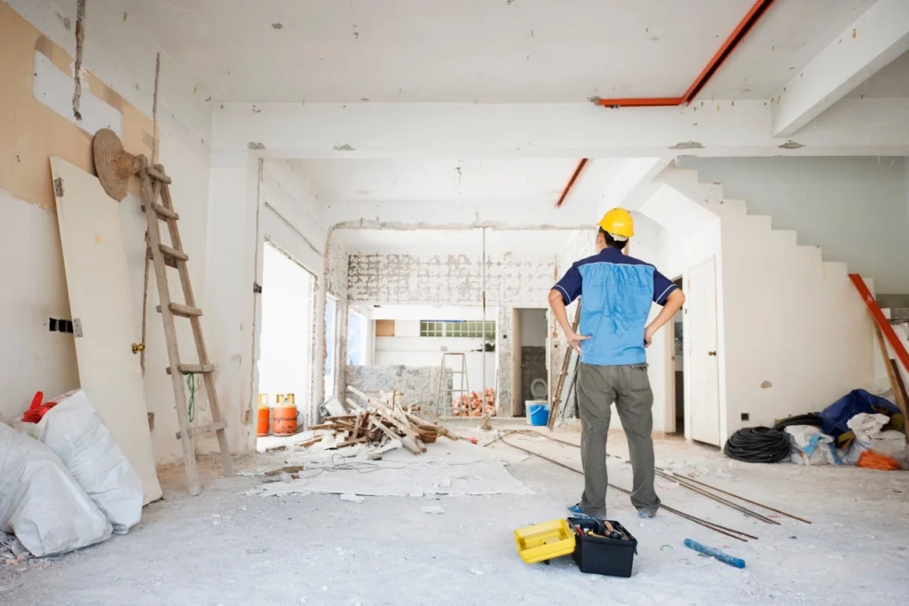 Maître d'œuvre à Pau  - illustration d'un maître d'oeuvre sur chantier de rénovation maison