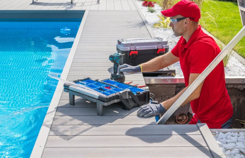 Cogestion 64 photo d'un technicien représentant le métier de pisciniste